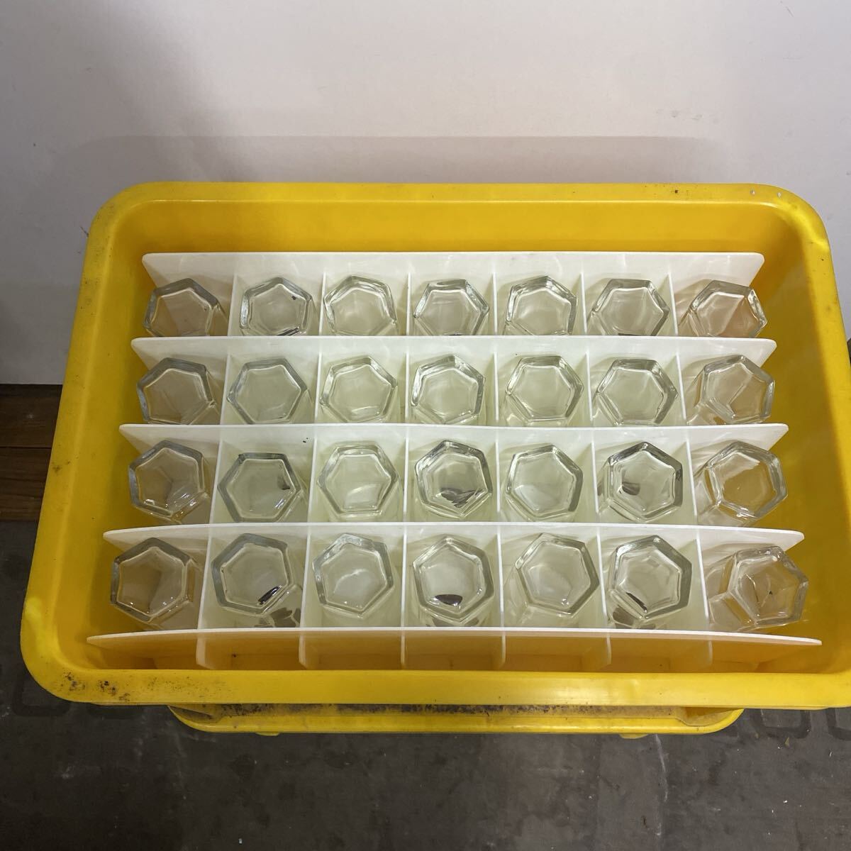 refle● 【引取限定】 キリンビール　ビールケース　グラス　65個　 店舗　宴会　インテリア　当時物　 昭和レトロ　ジャンク　現状品_画像4