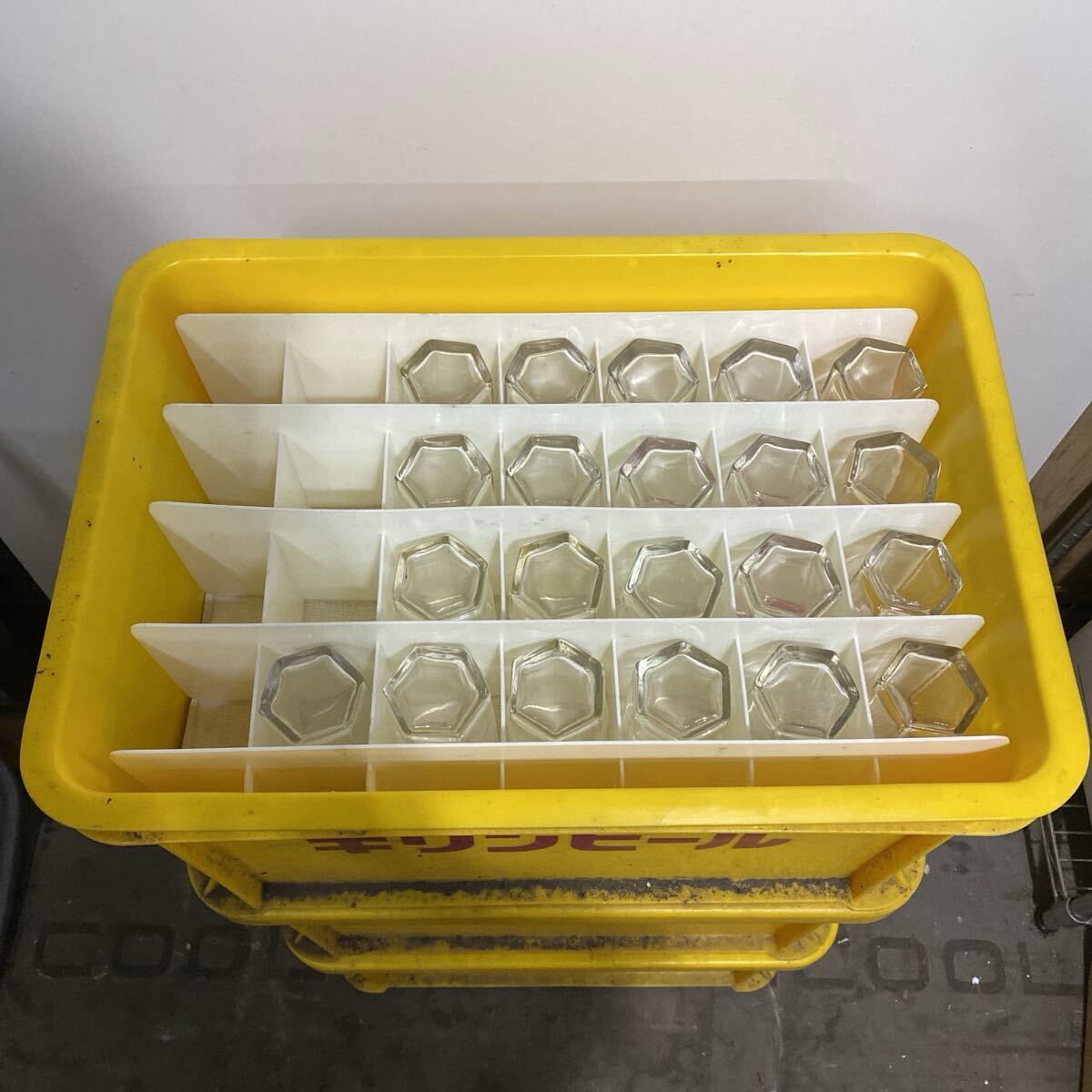 refle● 【引取限定】 キリンビール　ビールケース　グラス　65個　 店舗　宴会　インテリア　当時物　 昭和レトロ　ジャンク　現状品_画像5