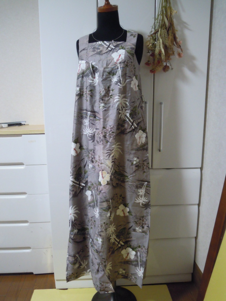 【三】花柄グレーの袖なしロングワンピース　サイズ９　日本製　ゆったり　しっとり　リラックス　_画像1