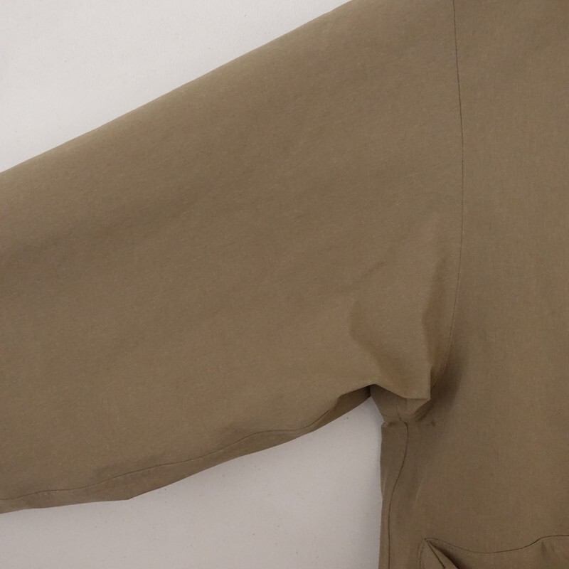 【美品】デサント DESCENTE *フーディシェルジャケット*ラミネート加工止水ジップビッグポケット(jk2-2510-642)【91K52】_画像3