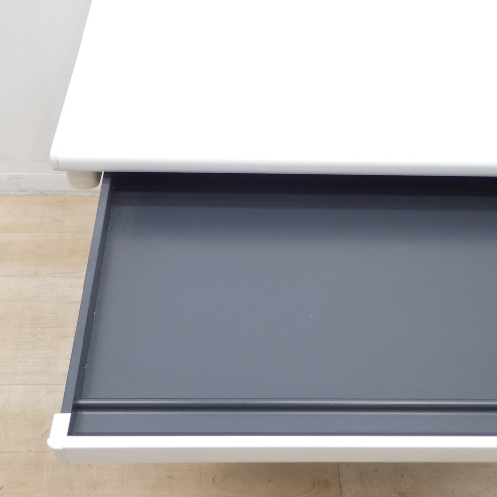 プラス 片袖デスク RY-127HN WS ホワイト 鍵付き W1200 事務机 オフィスデスク 引き出し 収納 配線口 L字脚 KK19658 中古オフィス家具_画像4