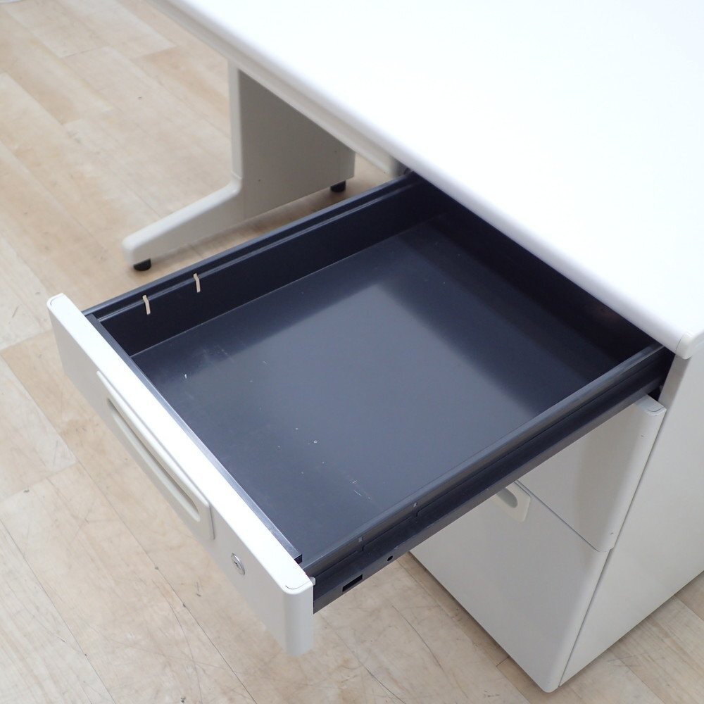 プラス 片袖デスク RY-127HN WS ホワイト 鍵付き W1200 事務机 オフィスデスク 引き出し 収納 配線口 L字脚 KK19658 中古オフィス家具_画像5