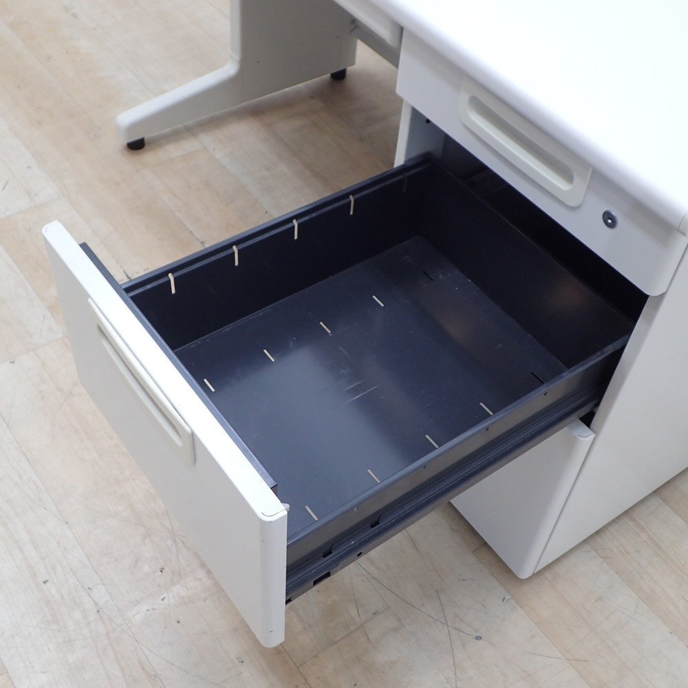 プラス 片袖デスク RY-127HN WS ホワイト 鍵付き W1200 事務机 オフィスデスク 引き出し 収納 配線口 L字脚 KK19658 中古オフィス家具_画像6