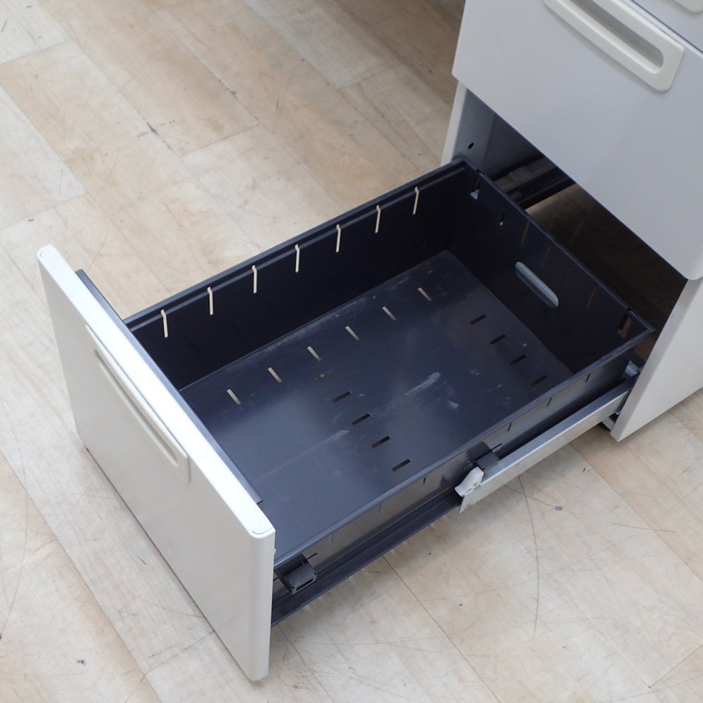 プラス 片袖デスク RY-127HN WS ホワイト 鍵付き W1200 事務机 オフィスデスク 引き出し 収納 配線口 L字脚 KK19658 中古オフィス家具_画像7