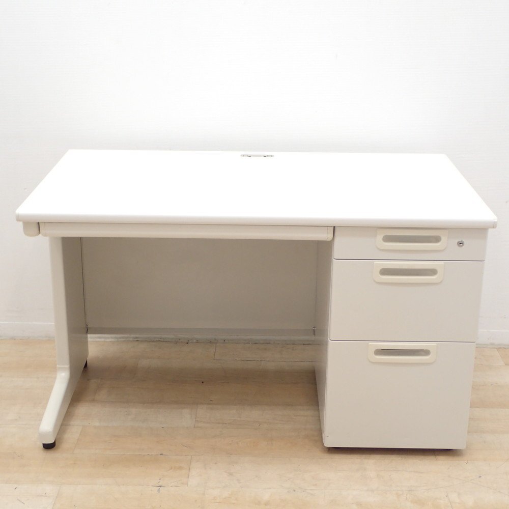 プラス 片袖デスク RY-127HN WS ホワイト 鍵付き W1200 事務机 オフィスデスク 引き出し 収納 配線口 L字脚 KK19658 中古オフィス家具_画像2