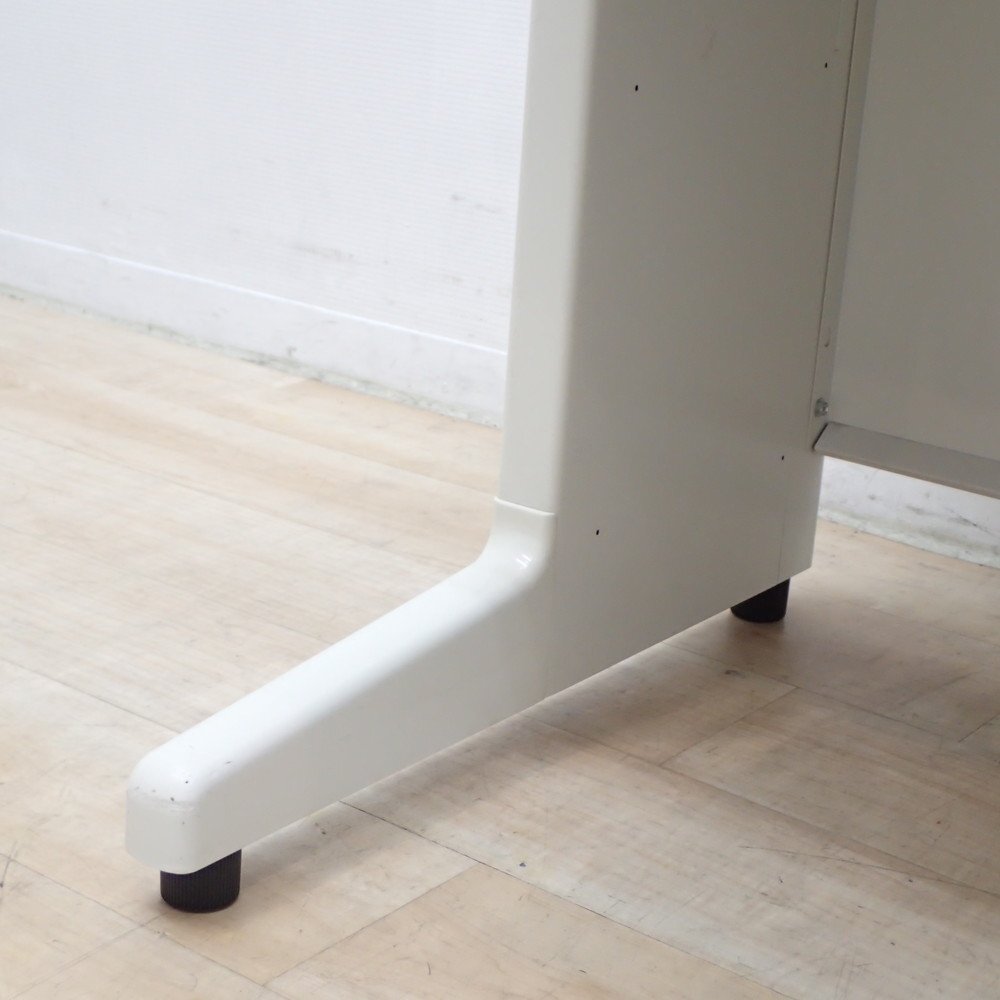 プラス 片袖デスク RY-127HN WS ホワイト 鍵付き W1200 事務机 オフィスデスク 引き出し 収納 配線口 L字脚 KK19658 中古オフィス家具_画像8