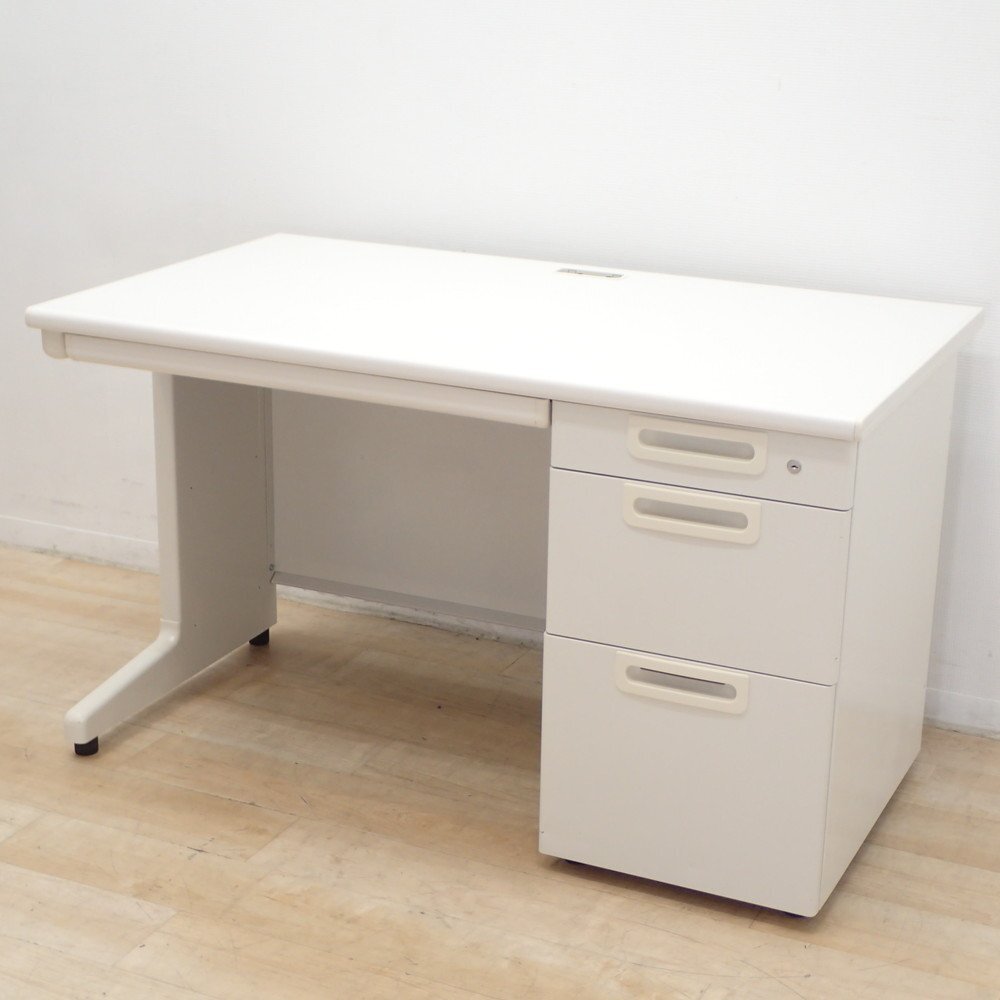 プラス 片袖デスク RY-127HN WS ホワイト 鍵付き W1200 事務机 オフィスデスク 引き出し 収納 配線口 L字脚 KK19658 中古オフィス家具_画像1