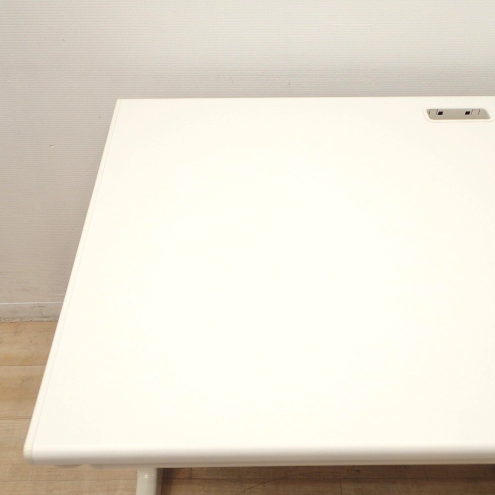 プラス 片袖デスク RY-127HN WS ホワイト 鍵付き W1200 事務机 オフィスデスク 引き出し 収納 配線口 L字脚 KK19658 中古オフィス家具_画像3