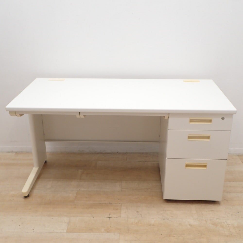 オフィスコム 片袖デスク ホワイト W1400 D700 H700 事務机 オフィスデスク パソコンデスク 片袖机 配線口 鍵無 KK19310 中古オフィス家具_画像2