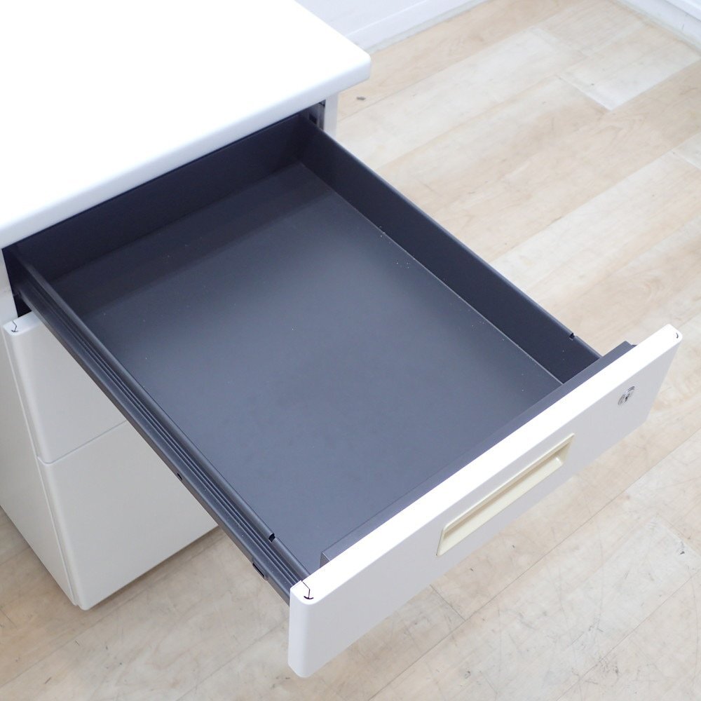 オフィスコム 片袖デスク ホワイト W1400 D700 H700 事務机 オフィスデスク パソコンデスク 片袖机 配線口 鍵無 KK19310 中古オフィス家具_画像7