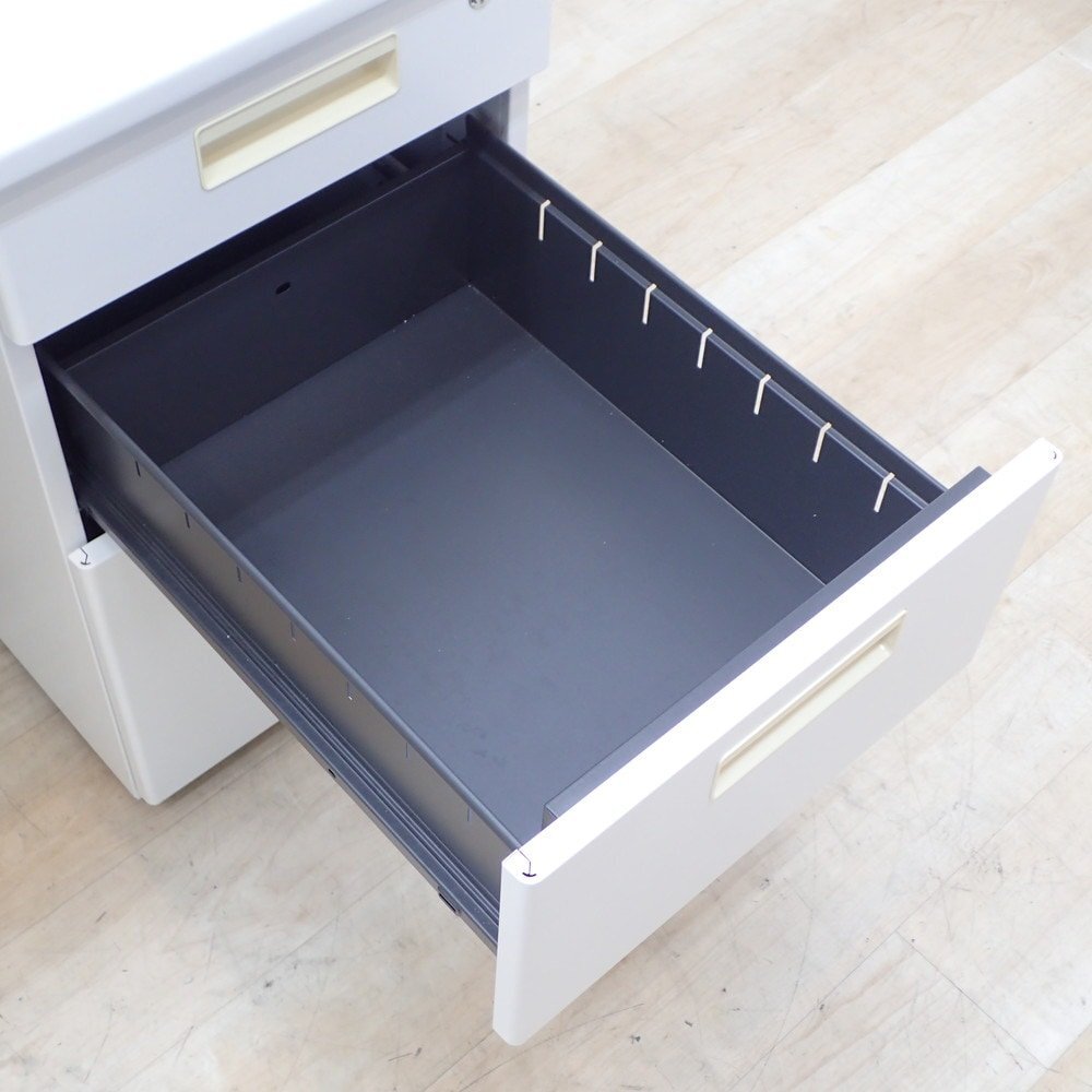 オフィスコム 片袖デスク ホワイト W1400 D700 H700 事務机 オフィスデスク パソコンデスク 片袖机 配線口 鍵無 KK19310 中古オフィス家具_画像8