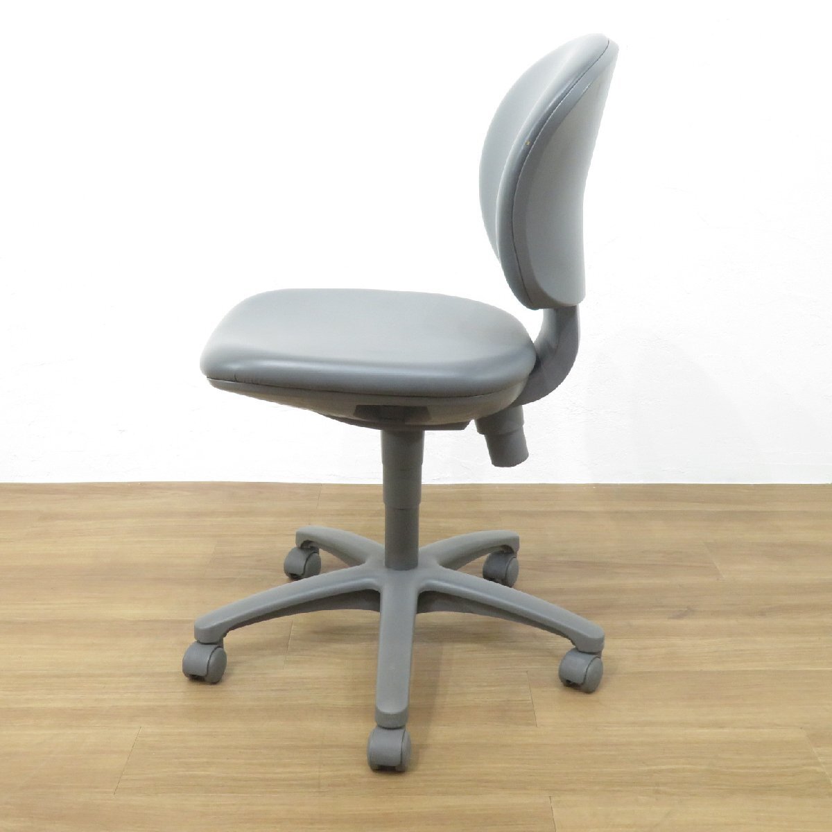 汚れにくい素材 KOKUYO コクヨ レグノ 肘無オフィスチェア CRS-G208F4VNB4N グレー 事務椅子 ローバック YH19169 中古オフィス家具_画像4