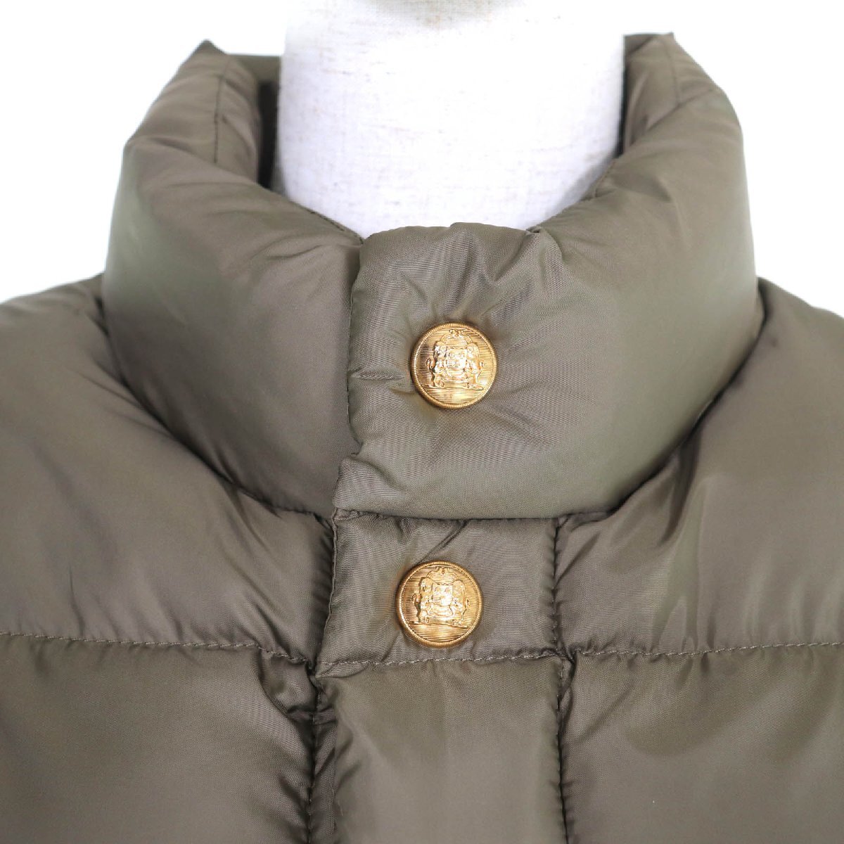 美品◇CELINE セリーヌ 2W396880N ロゴ刺繍・金ボタン付 ダウンベスト カーキ 36 ハンガー・ガーメント付 イタリア製 正規品 レディース_画像4
