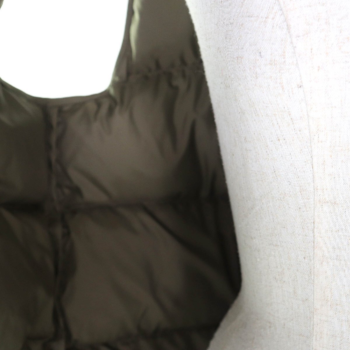 美品◇CELINE セリーヌ 2W396880N ロゴ刺繍・金ボタン付 ダウンベスト カーキ 36 ハンガー・ガーメント付 イタリア製 正規品 レディース_画像5