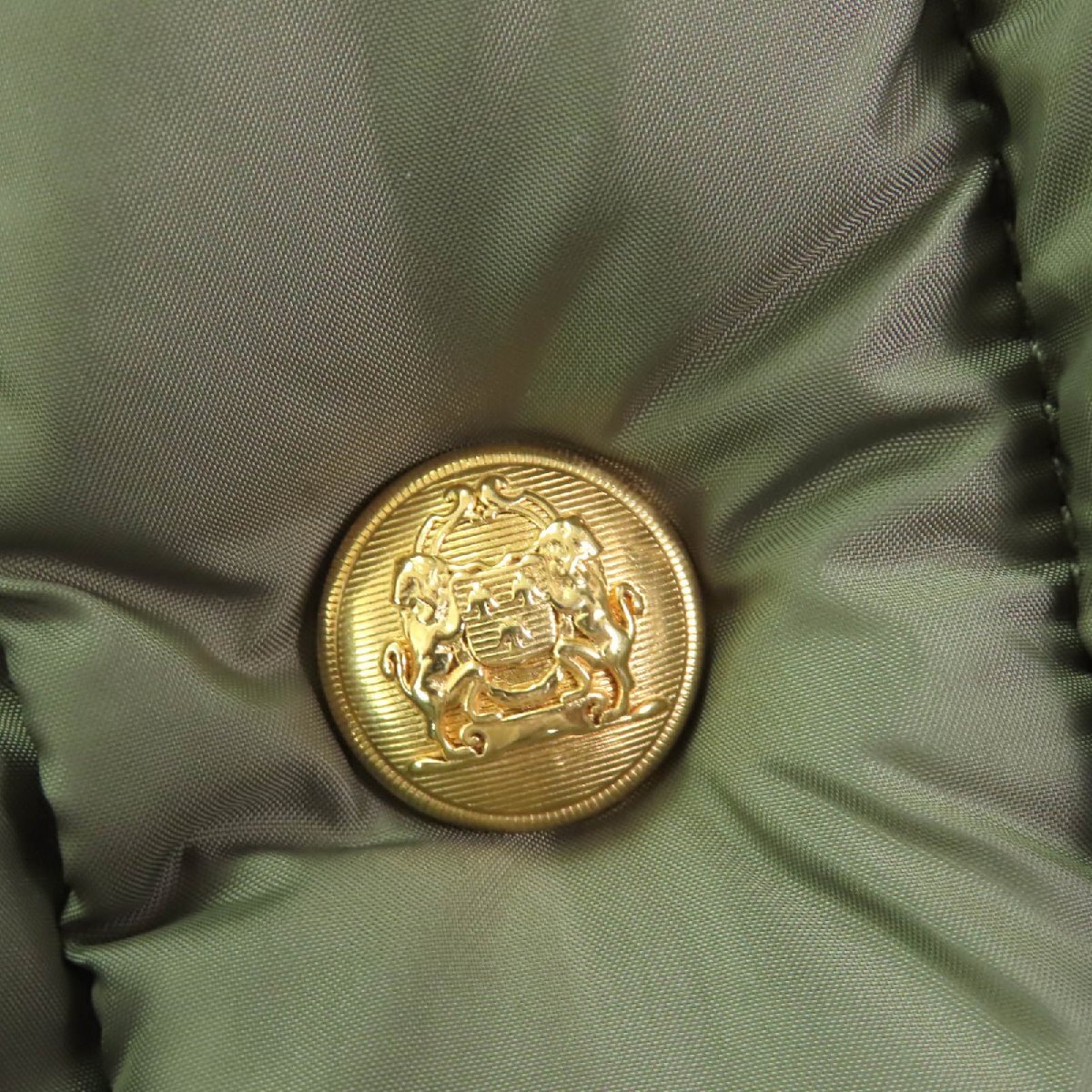 美品◇CELINE セリーヌ 2W396880N ロゴ刺繍・金ボタン付 ダウンベスト カーキ 36 ハンガー・ガーメント付 イタリア製 正規品 レディース_画像6