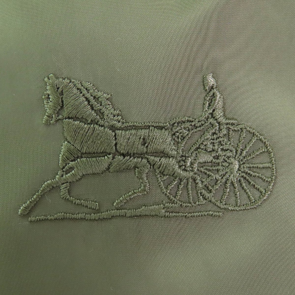 美品◇CELINE セリーヌ 2W396880N ロゴ刺繍・金ボタン付 ダウンベスト カーキ 36 ハンガー・ガーメント付 イタリア製 正規品 レディース_画像7