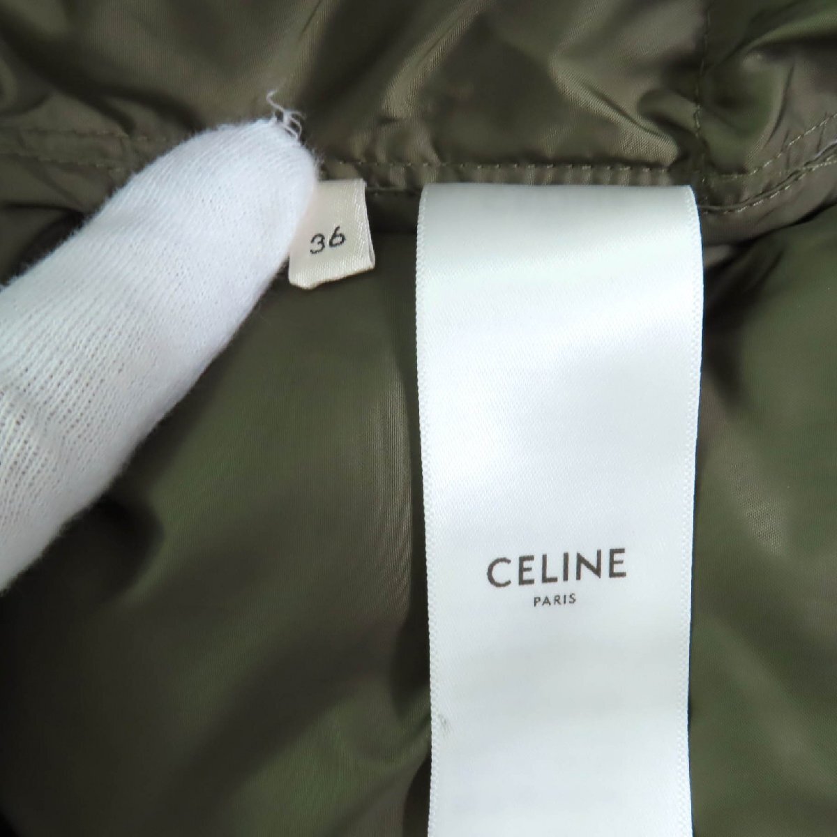 美品◇CELINE セリーヌ 2W396880N ロゴ刺繍・金ボタン付 ダウンベスト カーキ 36 ハンガー・ガーメント付 イタリア製 正規品 レディース_画像9