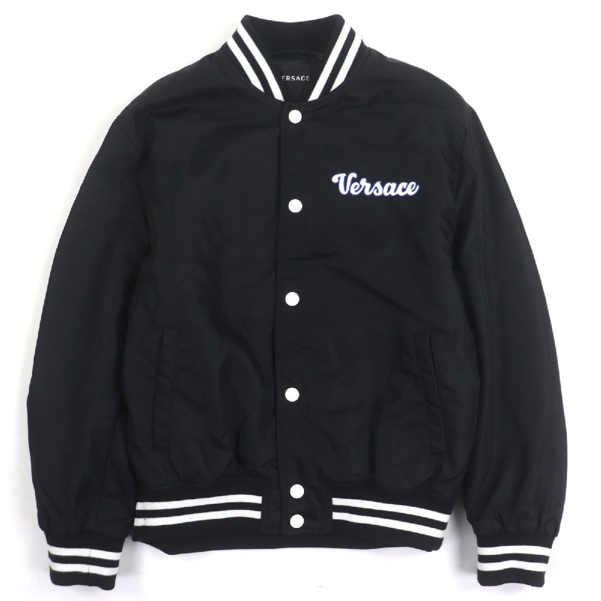 未使用品▼VERSACE ヴェルサーチ 2023年製 1014374 ロゴ刺繍 中綿入り ブルゾン スタジャン ブラック 48 ハンガー付き 正規品 メンズ_画像1