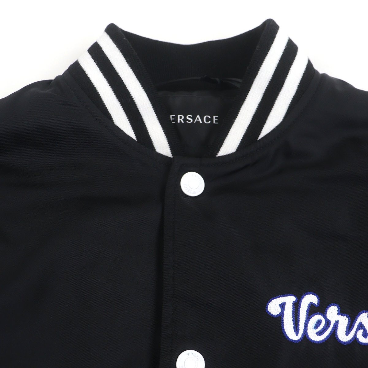 未使用品▼VERSACE ヴェルサーチ 2023年製 1014374 ロゴ刺繍 中綿入り ブルゾン スタジャン ブラック 48 ハンガー付き 正規品 メンズ_画像2