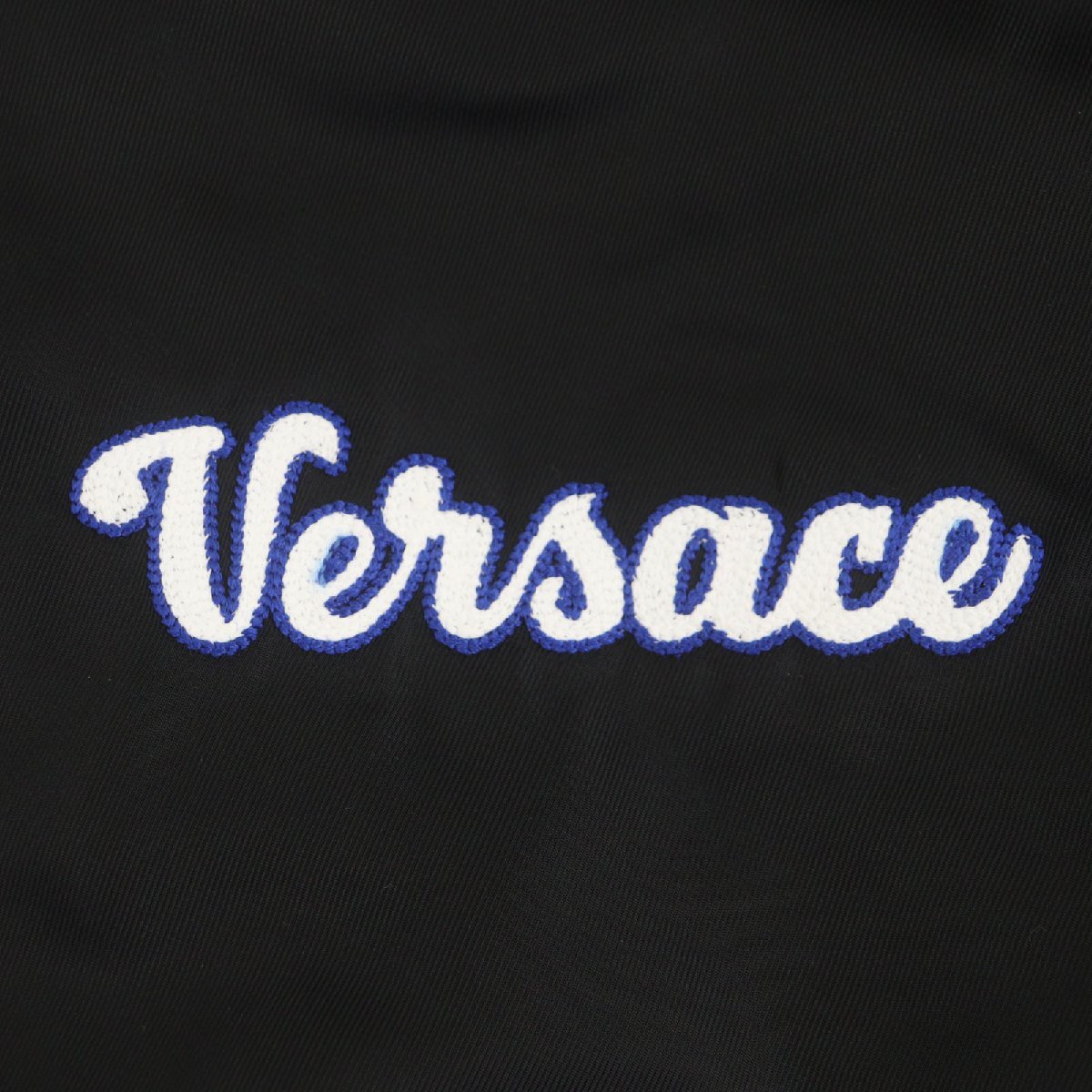 未使用品▼VERSACE ヴェルサーチ 2023年製 1014374 ロゴ刺繍 中綿入り ブルゾン スタジャン ブラック 48 ハンガー付き 正規品 メンズ_画像5