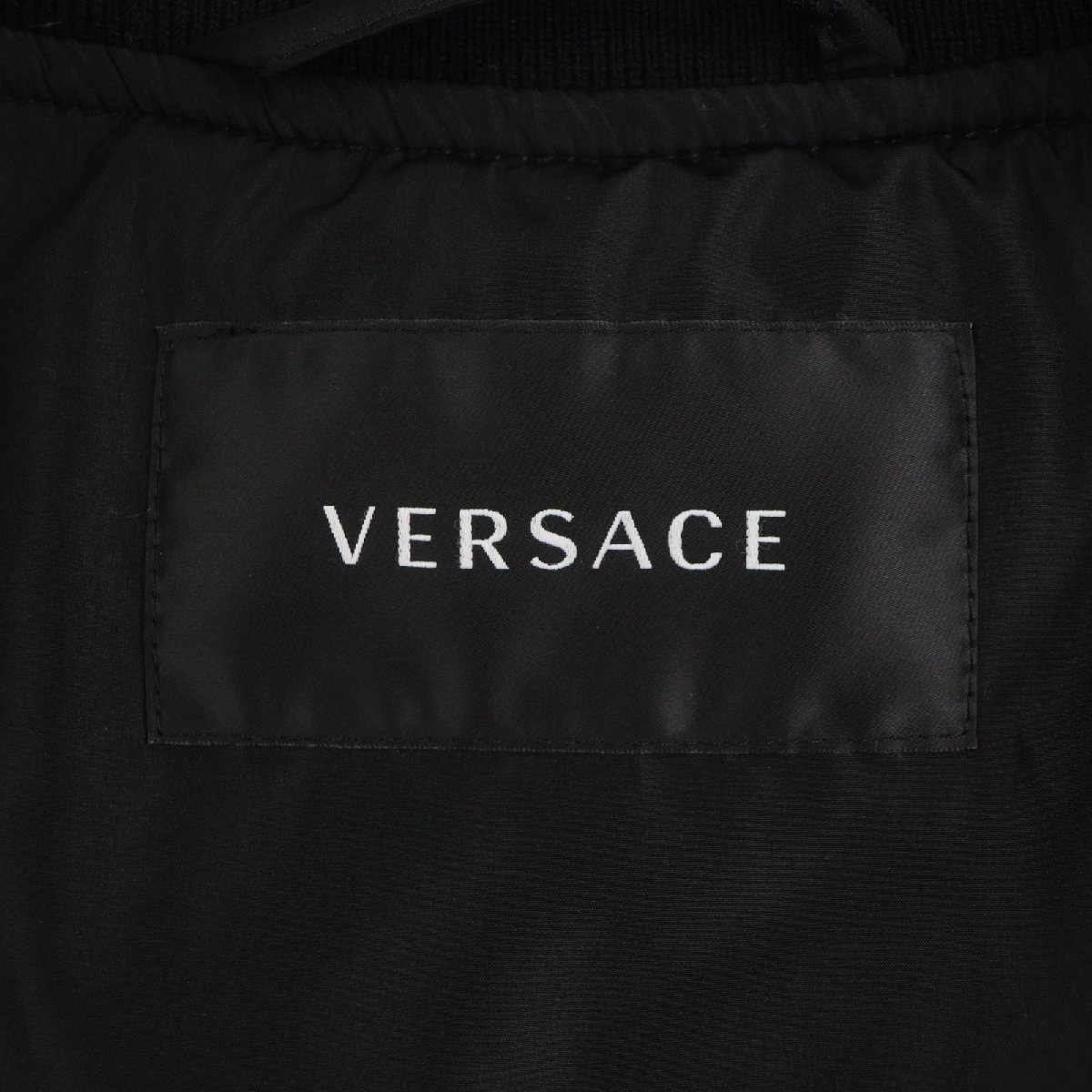 未使用品▼VERSACE ヴェルサーチ 2023年製 1014374 ロゴ刺繍 中綿入り ブルゾン スタジャン ブラック 48 ハンガー付き 正規品 メンズ_画像7