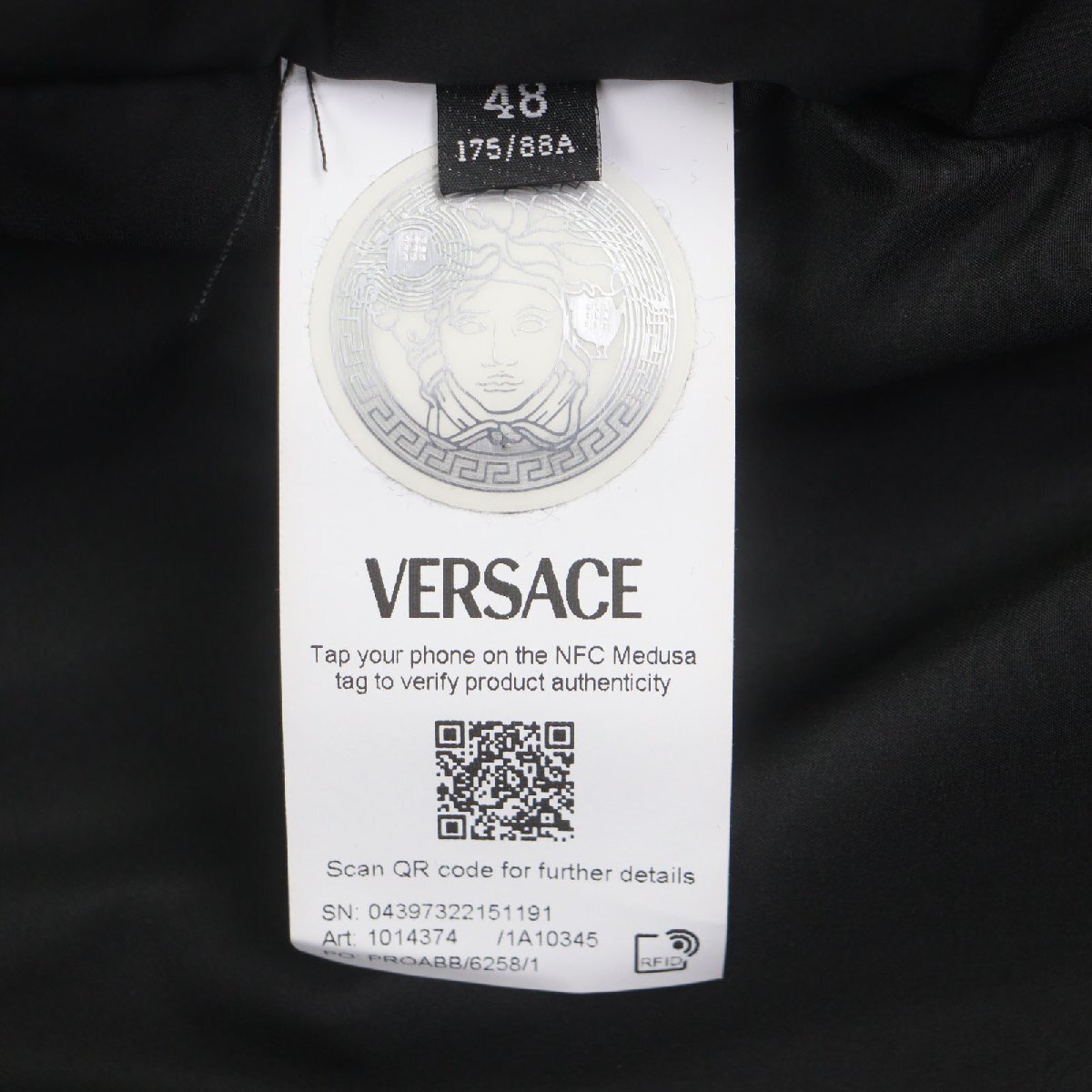 未使用品▼VERSACE ヴェルサーチ 2023年製 1014374 ロゴ刺繍 中綿入り ブルゾン スタジャン ブラック 48 ハンガー付き 正規品 メンズ_画像8