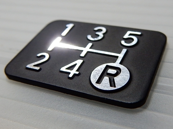 Tuningfan ダイヤカット シフトパターン プレート 5MT 5速マニュアル車用 SPP-K501 精密 立体感 プレス金型 車検 エンブレム ステッカー_画像1