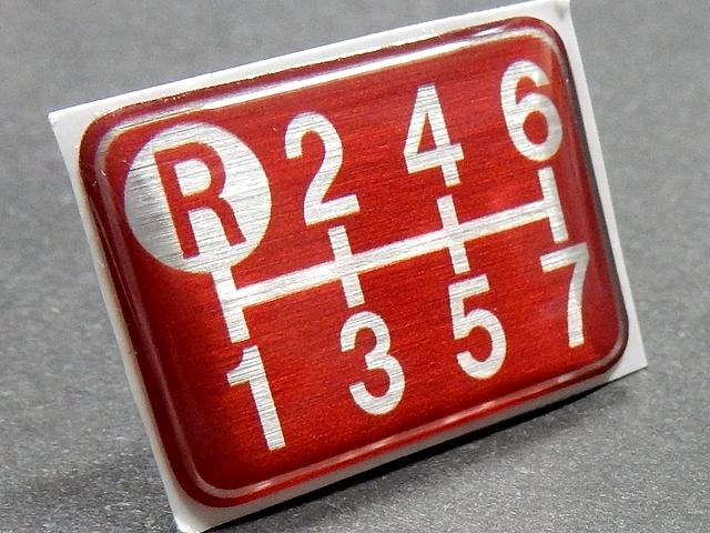 Tuningfan シフトパターン エンブレム レッド 左上R 7MT車用 赤 7速 SPE-R701 ドルフィン プロフィア ギガ スーパー グレート UDクオン_画像2