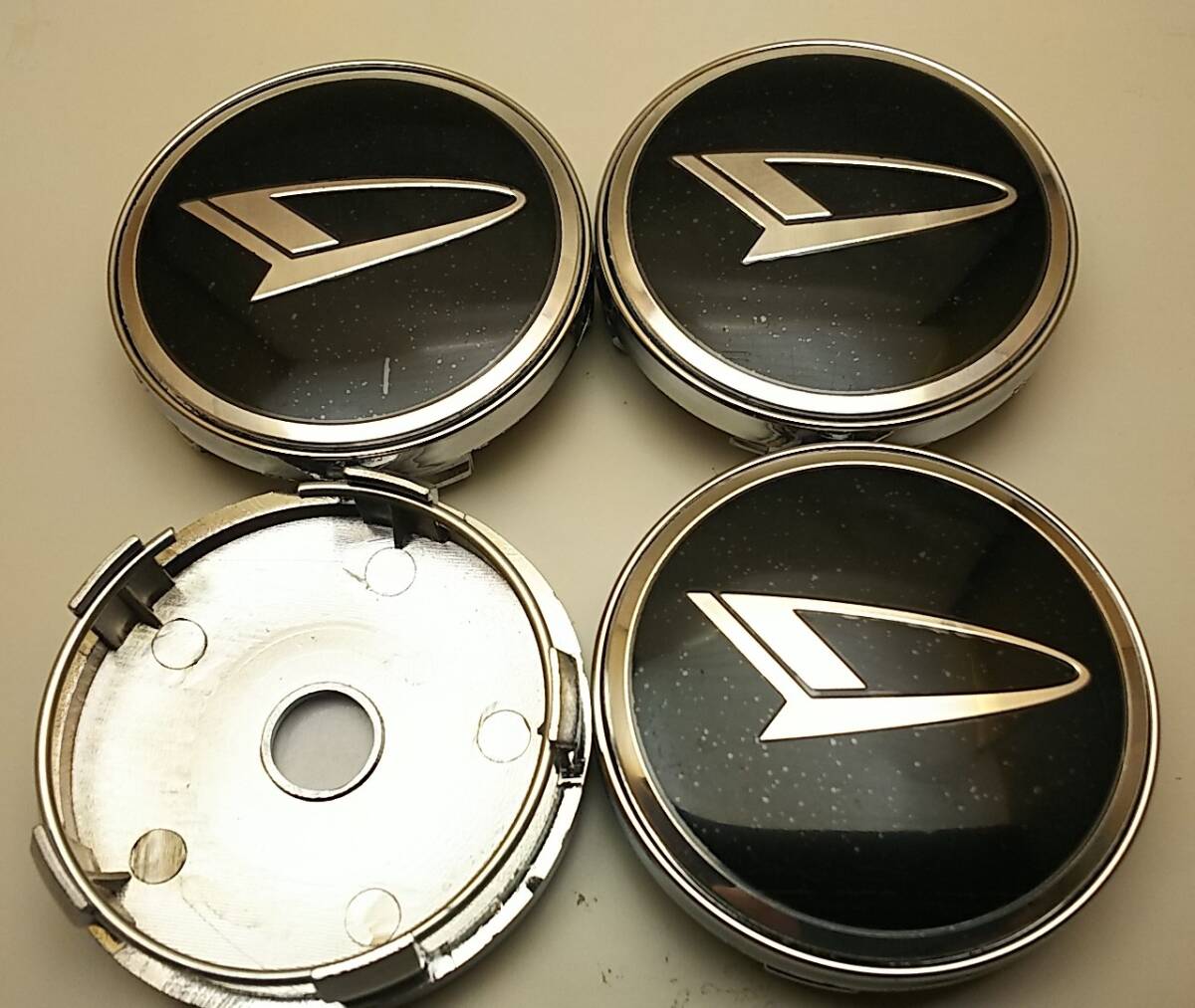 ダイハツ 黒銀 60mm センターキャップ 4コ キャスト エッセ トール ロッキー タント ムーヴ ハイゼット コペン ミラ アトレー ウェイク_画像1