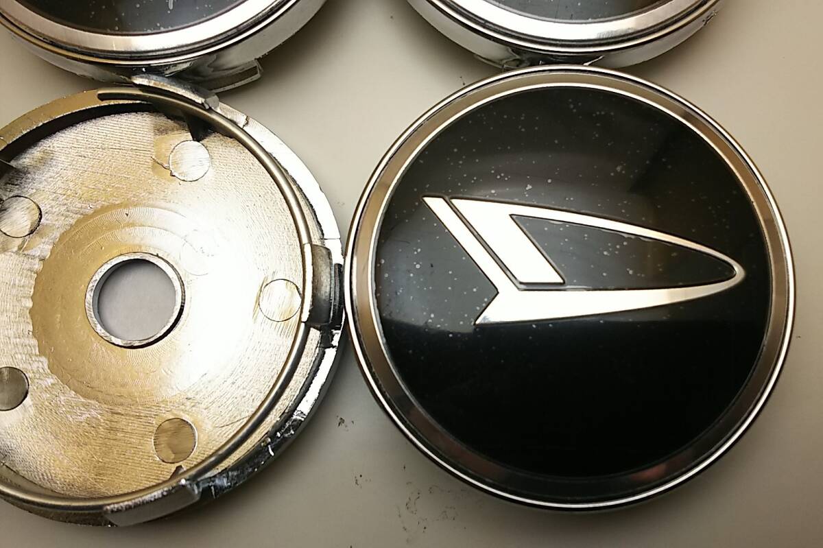 ダイハツ 黒銀 60mm センターキャップ 4コ キャスト エッセ トール ロッキー タント ムーヴ ハイゼット コペン ミラ アトレー ウェイク_画像2