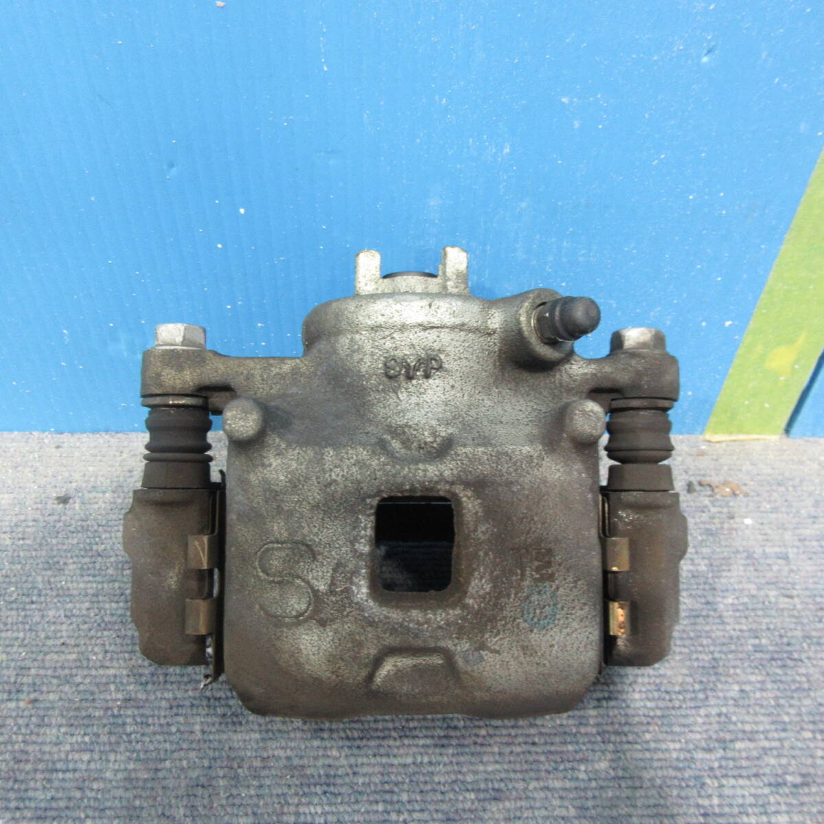 X SUZUKI エブリィ DA17V フロント 右 ブレーキキャリパー 中古_画像4