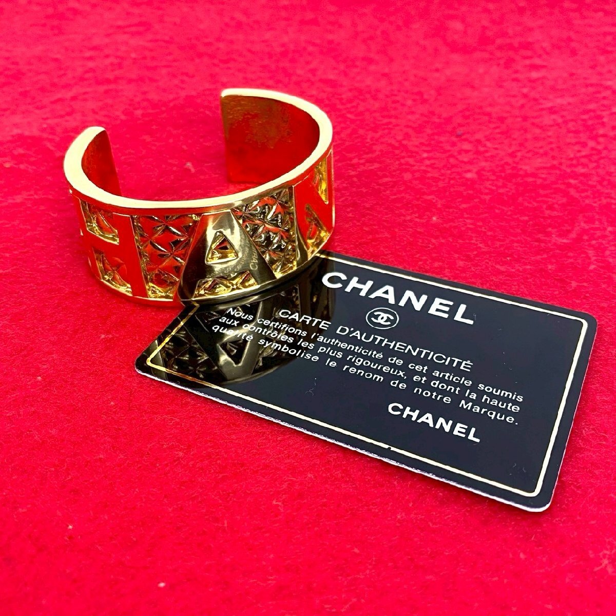 極 美品 コメあり 97A CHANEL シャネル ヴィンテージ マトラッセ ロゴ モチーフ GP バングル ブレスレット アクセサリー ゴールド 69632_画像1