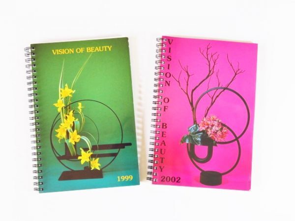 National Garden Clubs（アメリカのガーデニング団体）発行 ★ フラワーアレンジメント作品　多数掲載　カレンダー２冊　※送料 185円_画像1