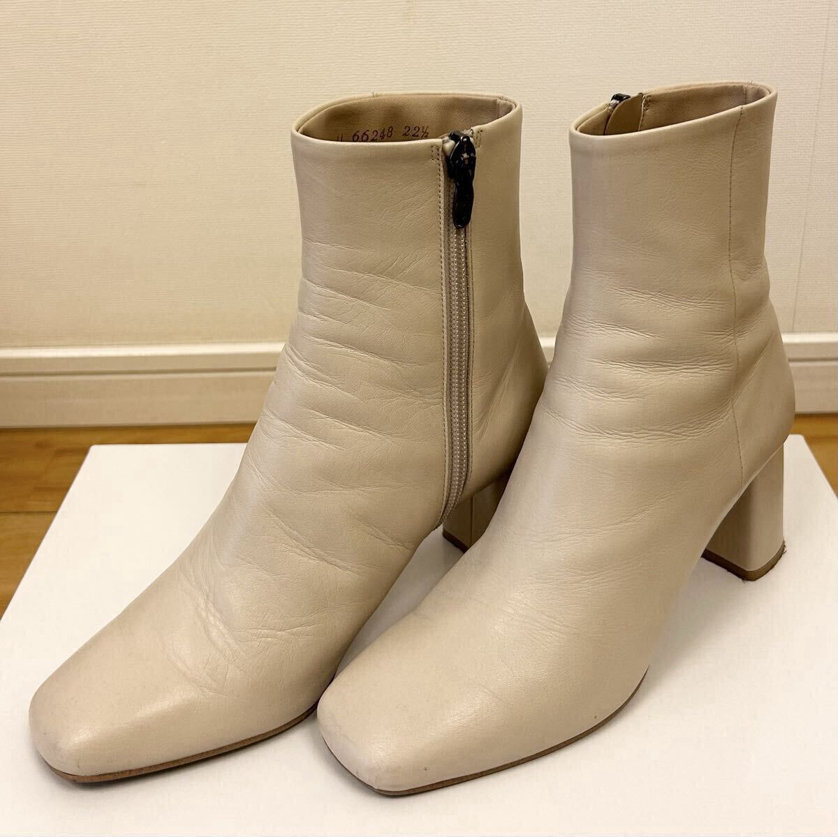 ダイアナ★ショートブーツ ライトベージュ 22.5センチ スクエア 太ヒール 定番 レディース 靴 本革 レザー_画像1