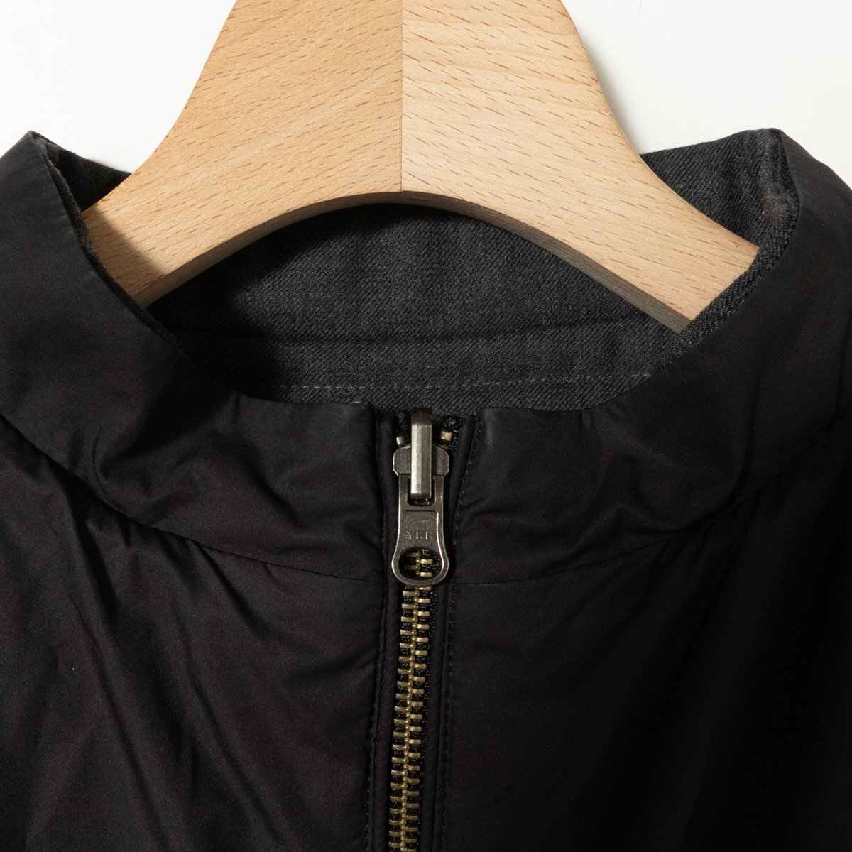 LACOSTE ラコステ リバーシブルダウンベスト グレー ブラック 36 S レディース 毛 ポリ ダウン フェザー 防寒 スポーティ 重ね着 ロゴ刺繍_画像6