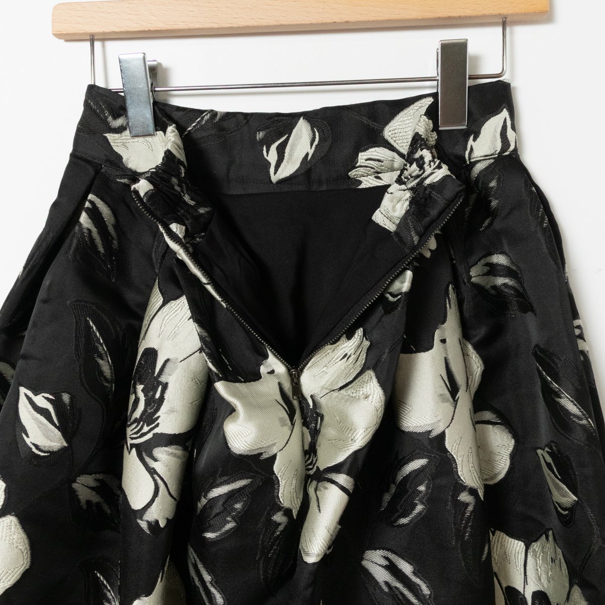 pool studio alivier プールスタジオ アリヴィエ ジャガード織り フレアスカート ブラック 花柄 フラワー ポリエステル ハリ感 ボリューム_画像5