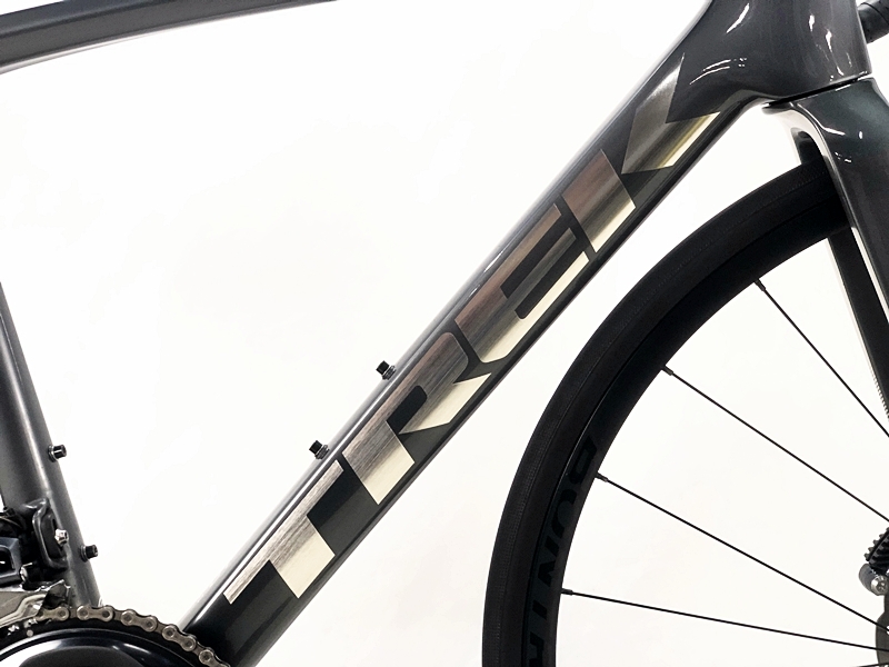 ●美品 トレック TREK エモンダ EMONDA SL 6 DISC ULTEGRA 油圧DISC 2021-22年 カーボンロードバイク 52サイズ リチウムグレー_画像3