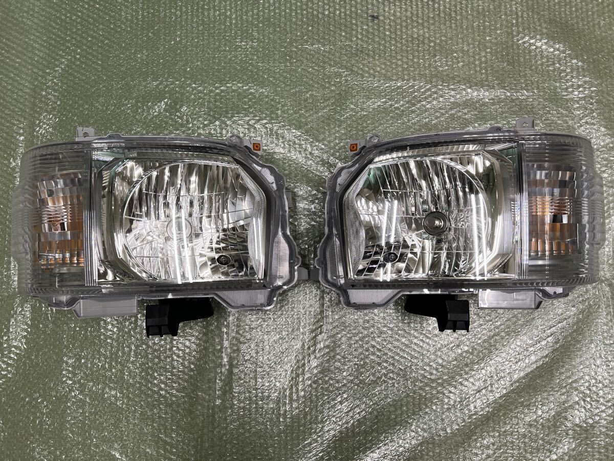 2511-13-02 新車外し ハイエース 200系 純正 4〜現行 ワイド 打刻72 ハロゲン 左右セット KOITO 26-131 トヨタ_画像1