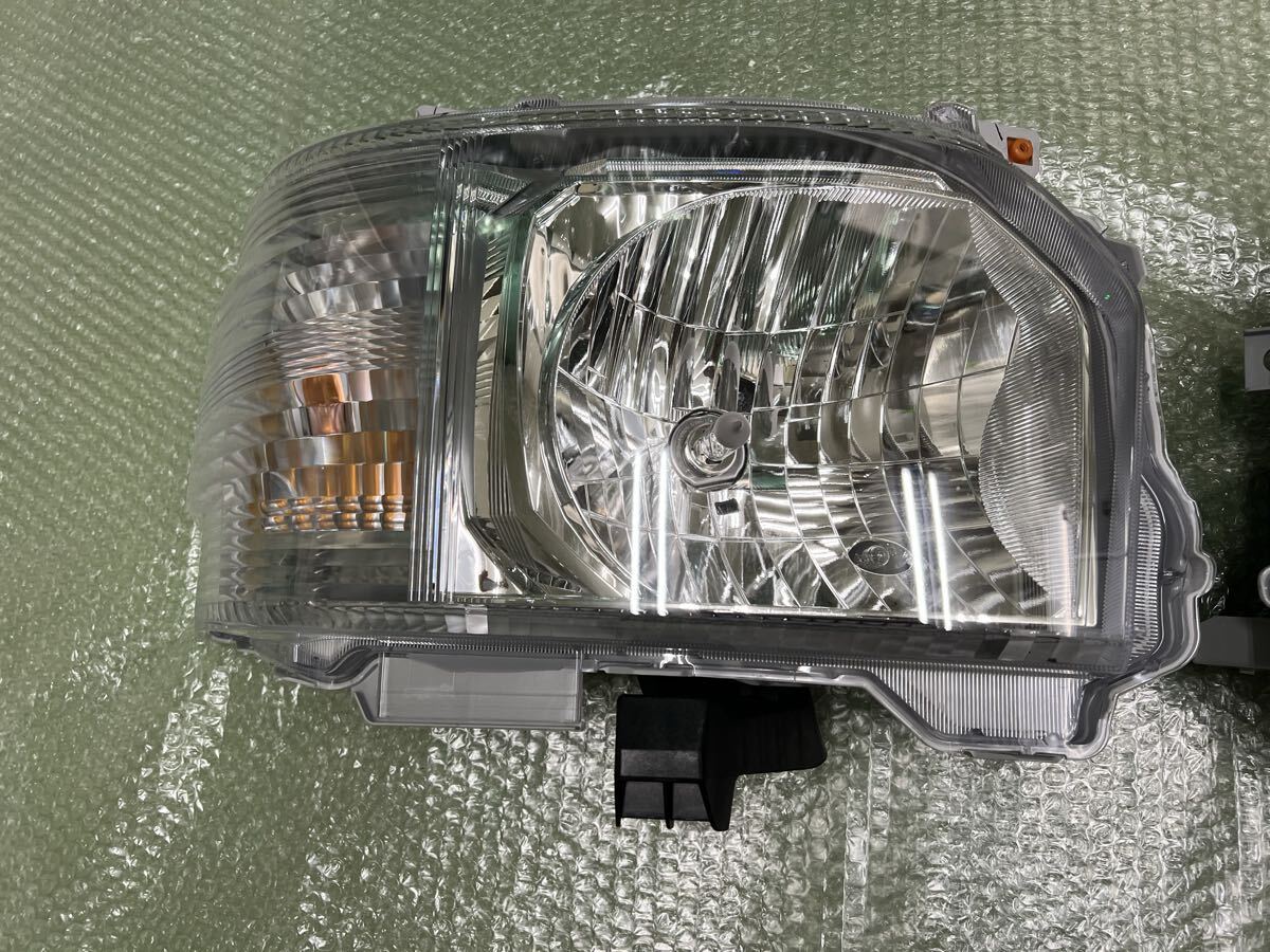 2511-13-02 新車外し ハイエース 200系 純正 4〜現行 ワイド 打刻72 ハロゲン 左右セット KOITO 26-131 トヨタ_画像2