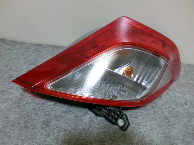  Vitz KSP130/NSP130/NSP135 предыдущий период правый задний фонарь правый задний фонарь KOITO 52-228 печать S