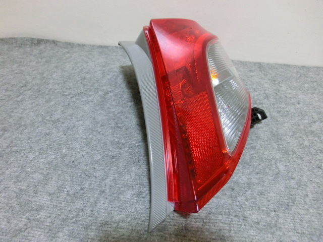  Vitz KSP130/NSP130/NSP135 предыдущий период правый задний фонарь правый задний фонарь KOITO 52-228 печать S