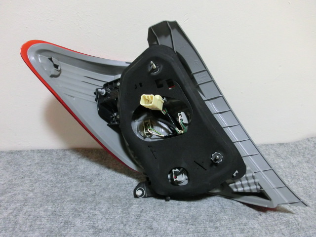  Vitz KSP130/NSP130/NSP135 предыдущий период правый задний фонарь правый задний фонарь KOITO 52-228 печать S