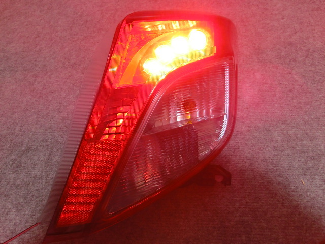  Vitz KSP130/NSP130/NSP135 предыдущий период правый задний фонарь правый задний фонарь KOITO 52-228 печать S