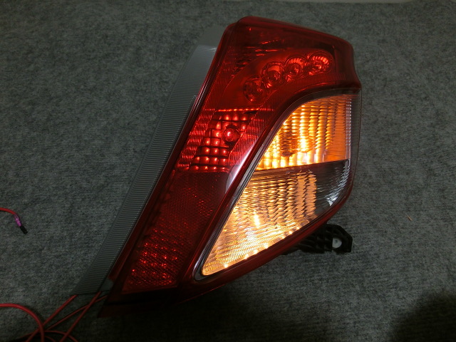  Vitz KSP130/NSP130/NSP135 предыдущий период правый задний фонарь правый задний фонарь KOITO 52-228 печать S