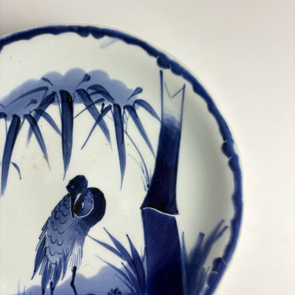  старый Imari белый фарфор с синим рисунком времена журавль круг тарелка антиквариат тарелка орнамент тарелка . тарелка античный старый белый фарфор с синим рисунком керамика керамика старый художественное изделие EE-6