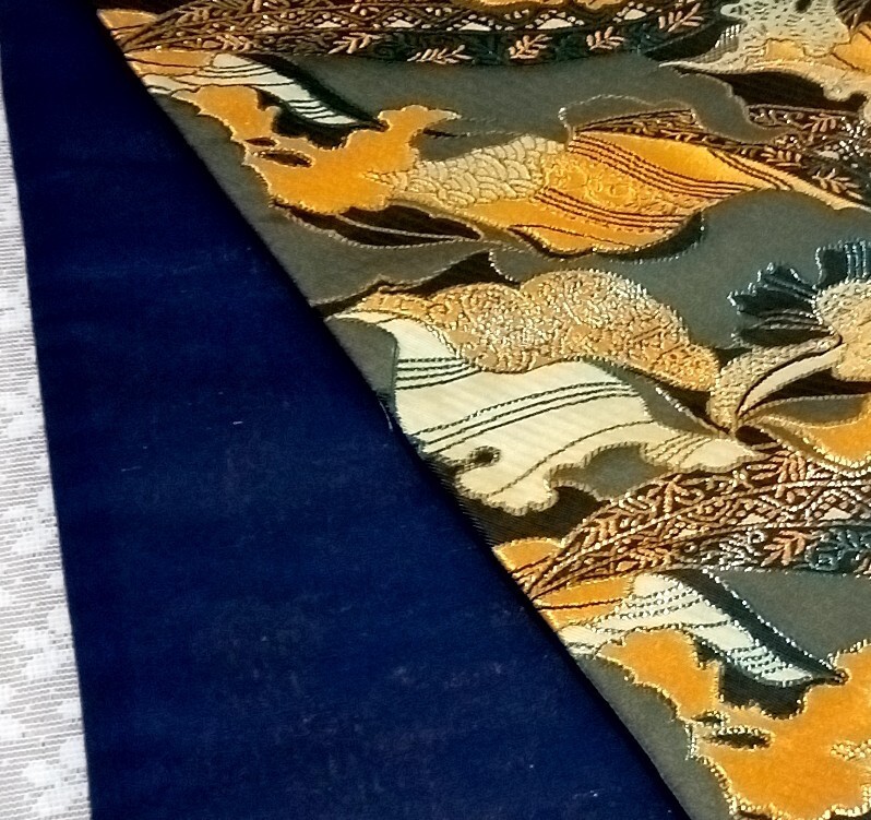 【ハンドメイド作品】　テーブルセンター　金襴生地　和柄　黒×金×グレー色　32×100cm　来客_画像2