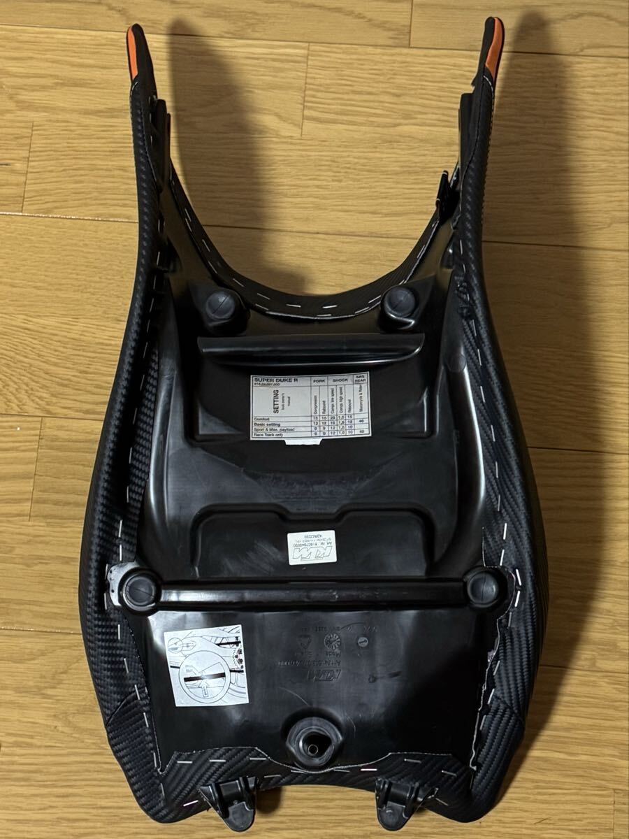 KTM 1290 super duke r ルイモト製シートassy 2014-2019 カーボン&バックスキンタイプ　ktm1290 スーパーデュークR_画像7