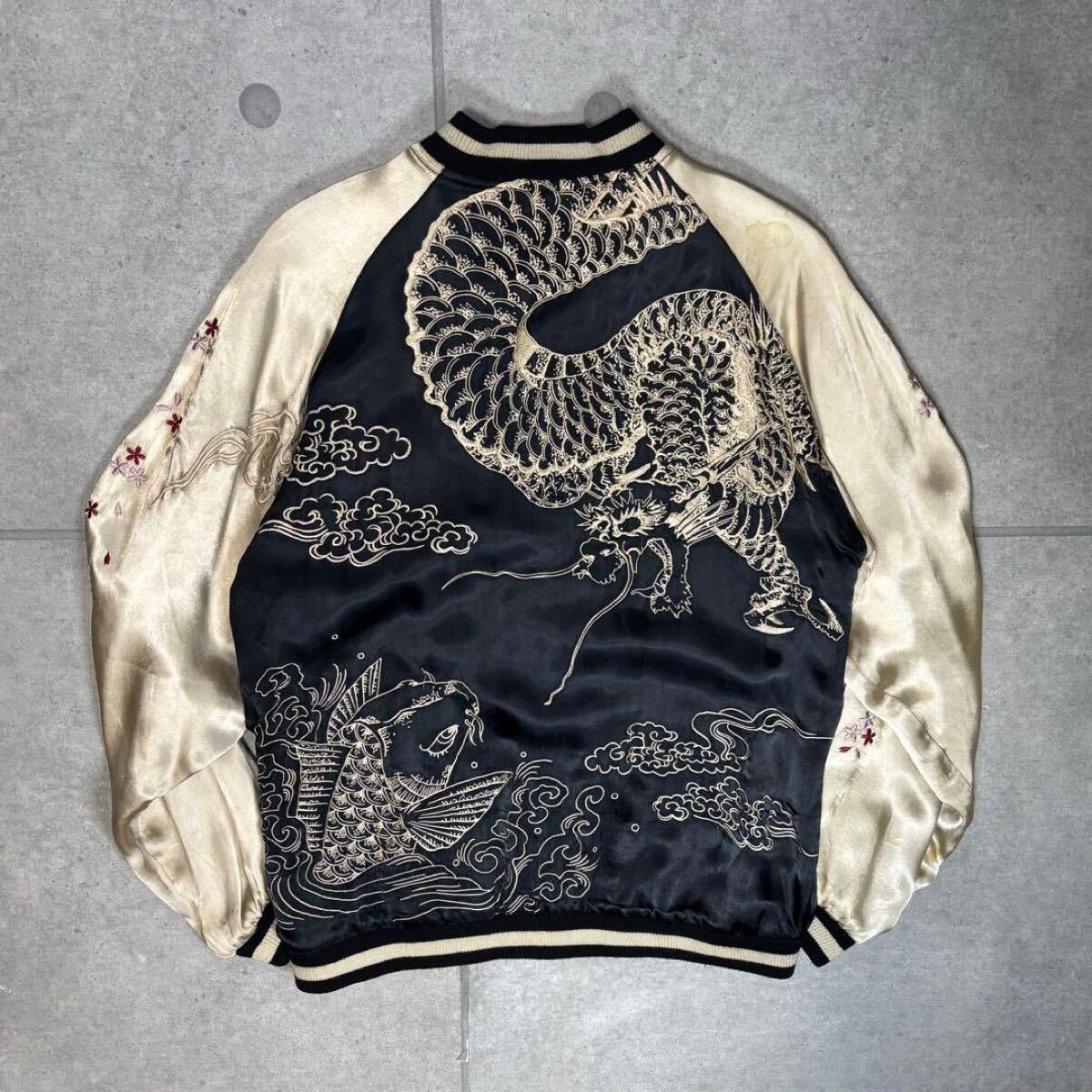 百花繚乱　スカジャン　スーベニアジャケット　リバーシブル　龍　鯉　桜　全面刺繍　サテン　東洋　横須賀　和柄　ゴールド　ブラック　L_画像1