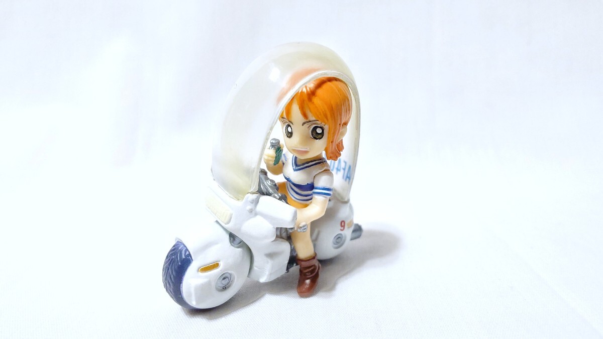ジャンプ40周年★ドラゴンボール×ワンピース 夢のフュージョンフィギュア【ナミ×バイク】展示品 ブルマのバイク ホイポイカプセルNo.9_画像1