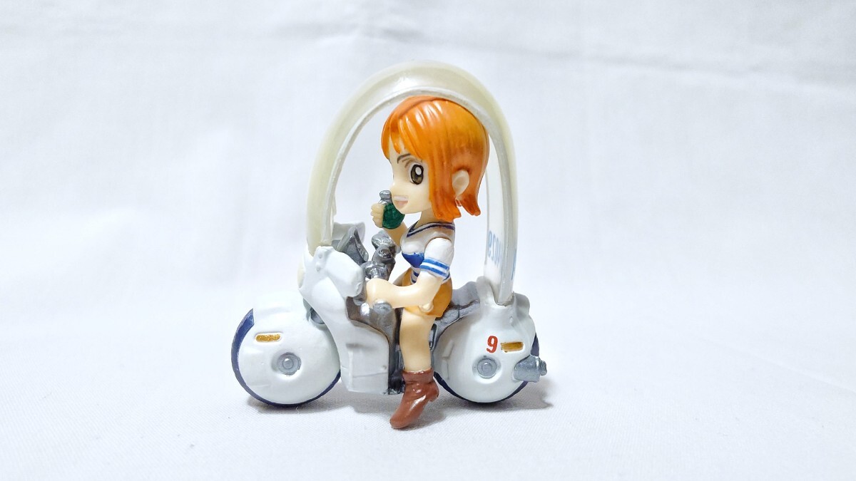 ジャンプ40周年★ドラゴンボール×ワンピース 夢のフュージョンフィギュア【ナミ×バイク】展示品 ブルマのバイク ホイポイカプセルNo.9_画像2